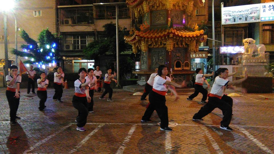 圖像裡可能有1 人、站立、夜晚和戶外